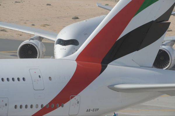 Emirates Airbus A380, im Hintergrund eine A350
