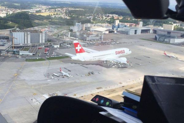 Swiss Bombardier CS100 fliegt in Zürich ein