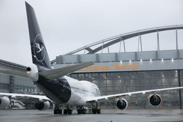 Lufthansa Boeing 747 neues Lettering