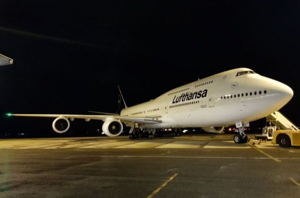Lufthansa Boeing 747 neues Lettering