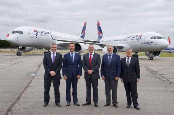Rafael Alonso zweiter von rechts) 2016 bei der Übergabe der 4. A350XWB und der ersten A320neo an LATAM