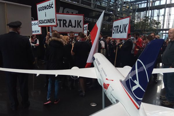 Piloten und Cabin Crew streiken am Hauptsitz der LOT Polish Airlines in Warschau