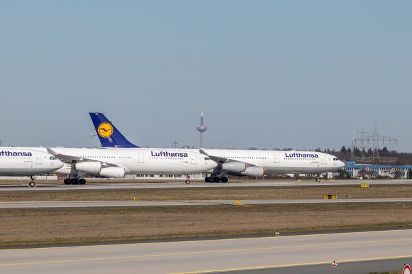 Geparkte Lufthansa-Flugzeuge am Flughafen Frankfurt