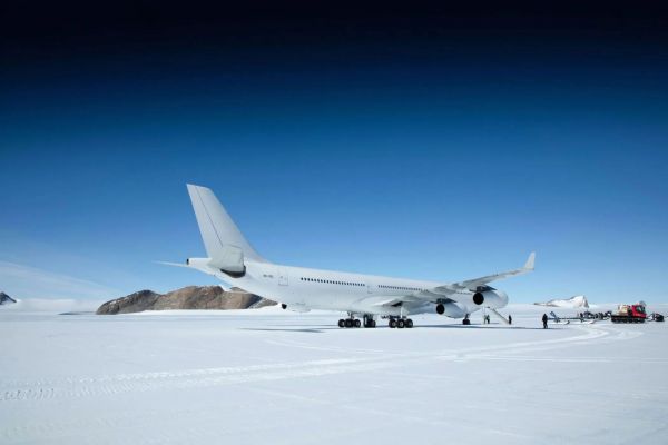 Hi Fly Airbus A340 in der Antarktis