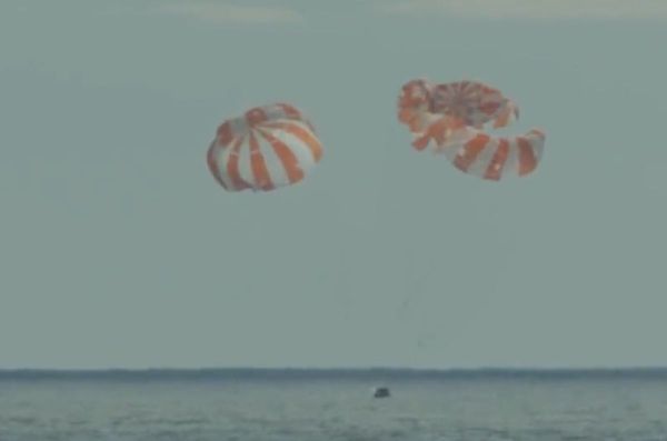 Orion-Kapsel landet im Meer