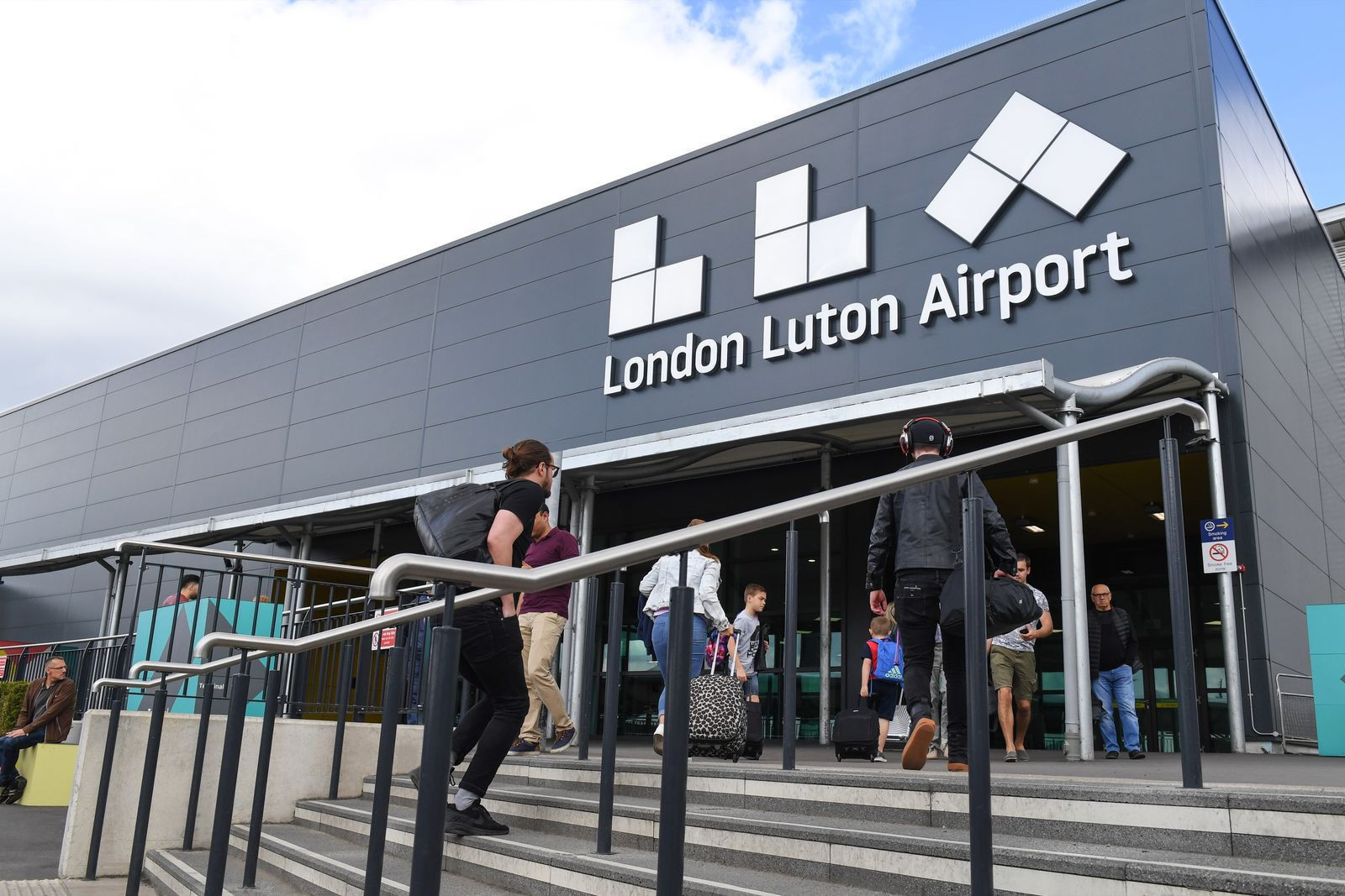 Großbrand stoppt Flugbetrieb in Luton