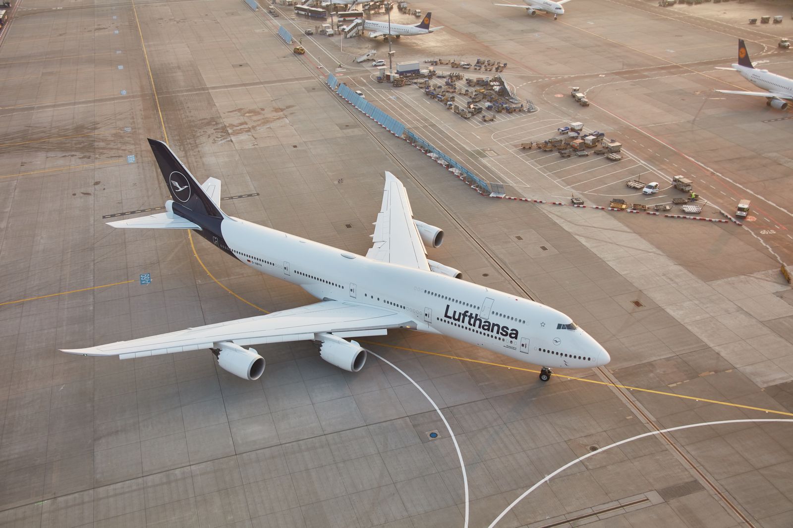Spanische Polizei umstellt 747 von Lufthansa