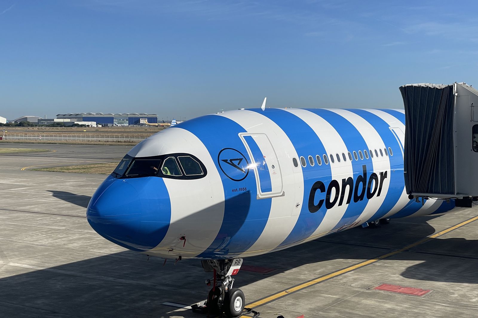 Jüngste A330neo von Condor in Frankfurt beschädigt